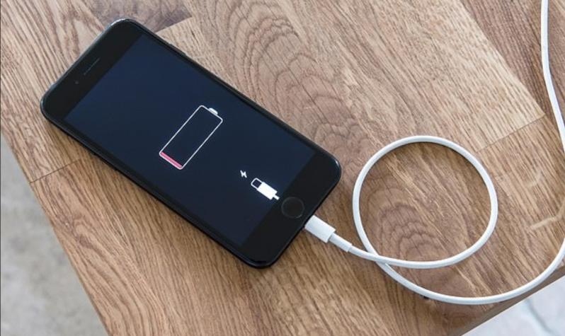 Usuarios de iPhone reportan que la nueva actualización ARRUINA la batería