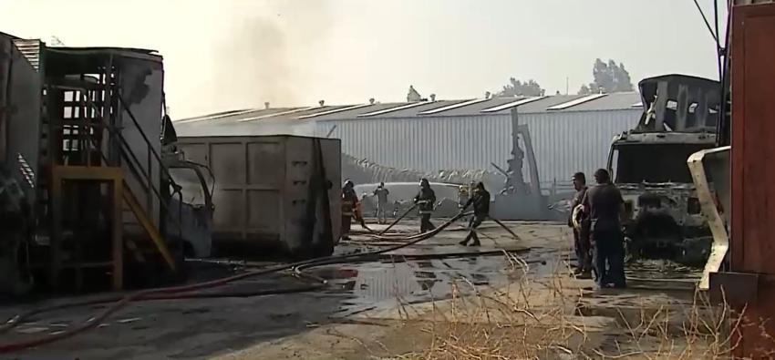 Incendio destruye a fábrica de espuma plástica en sector industrial de Lampa