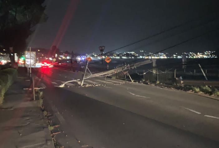 Video capta momento exacto cuando caen dos postes de luz tras fuertes ráfagas de viento en Puerto Varas