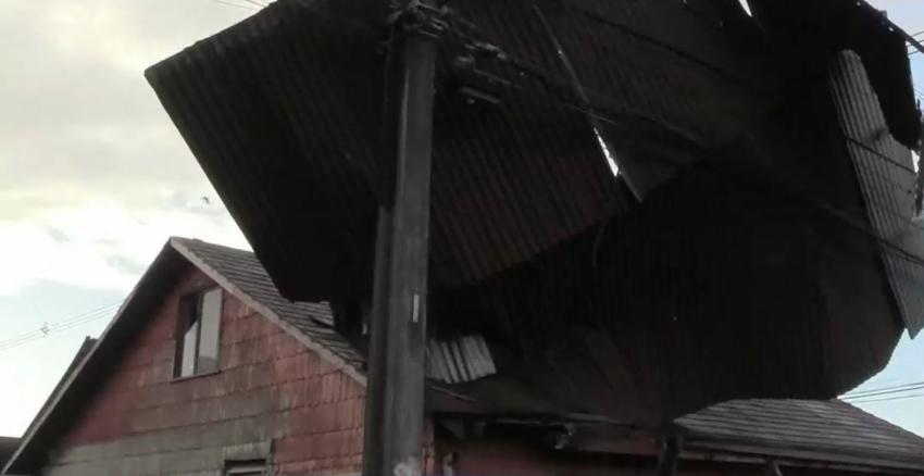 Rachas de viento causaron estragos en Puerto Montt: Postes caídos y techumbres volaron por el aire
