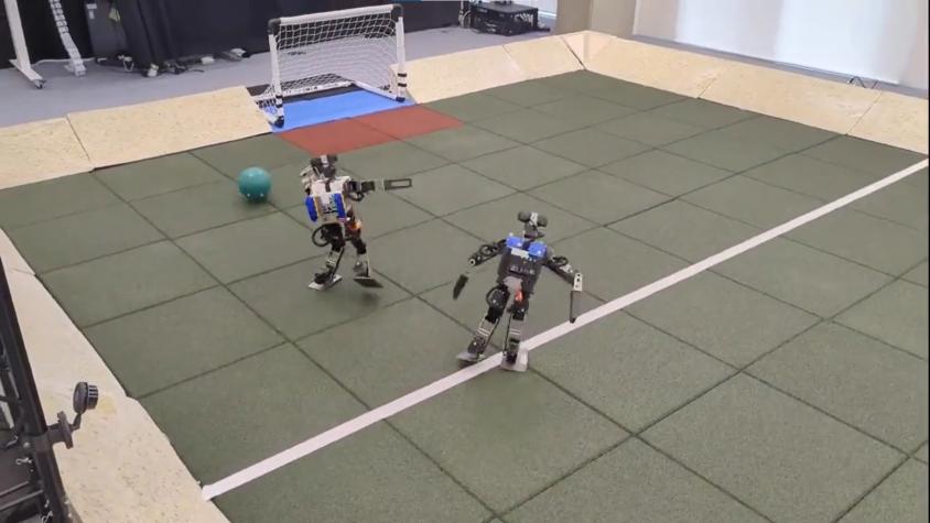 Video muestra a unos mini robots jugando ágilmente a la pelota