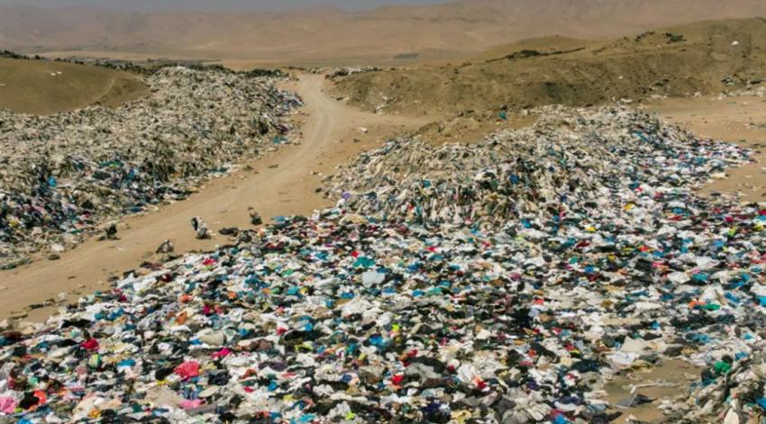 Confirmado con fotos satelitales: el gigante basurero de ropa del Desierto de Atacama se ve desde el espacio