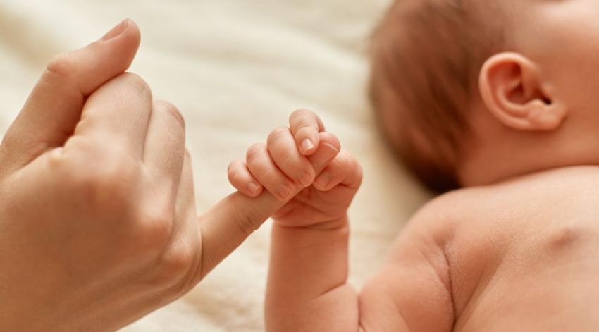 Nace el primer bebé con ADN de tres personas gracias a innovador tratamiento