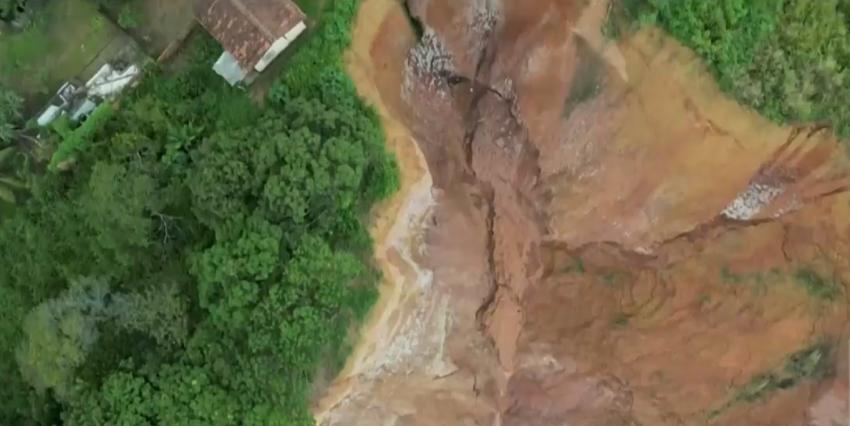 Enormes socavones se "tragan" ciudad brasileña: Siete muertos y 50 casas "devoradas"