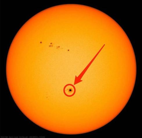 Una mancha cuatro veces más grande que la Tierra aparece en el Sol y preocupa a los expertos