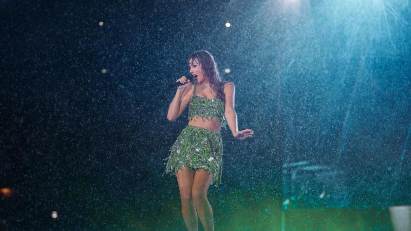 Taylor Swift impacta con show con lluvia: Fan venderá agua del concierto a precio de oro