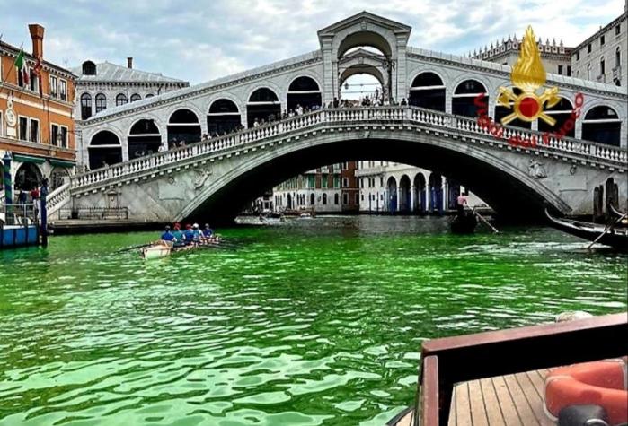 Aguas de Venecia amanecen teñidas de un misterioso verde fluorescente