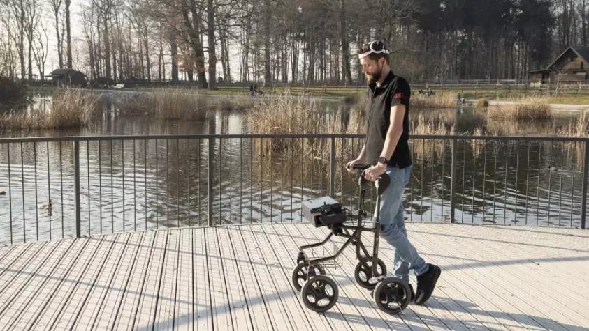 Hombre con parálisis en sus piernas vuelve a caminar gracias a innovadores implantes