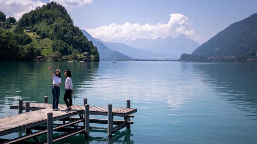 El turismo causado por una serie de Netflix amenaza embarcadero de un pueblo suizo