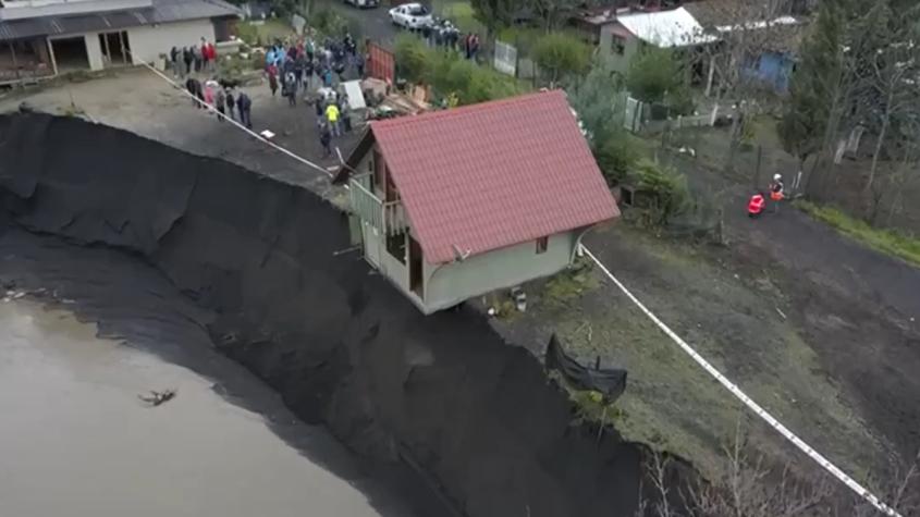 La impresionante imagen de una casa a punto de caer a un estero en Yumbel tras lluvias