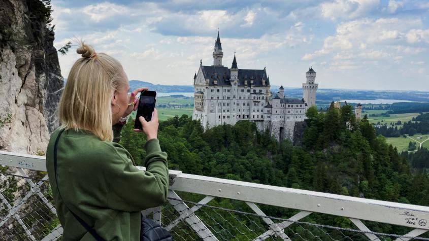 Alemania: Detienen a turista estadounidense que lanzó a dos jóvenes por el puente del castillo Neuschwanstein 