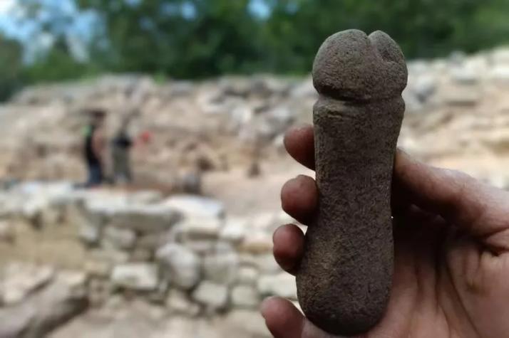 Piedra con forma fálica fue descubierta en ruinas medievales: Dicen que su uso fue "violento"