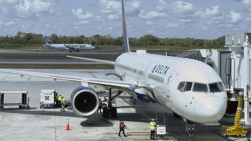 Trabajador de pista muere en aeropuerto de EEUU tras ser absorbido por turbina de avión