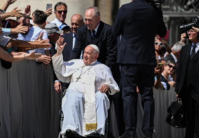 Papa Francisco fue operado "sin complicaciones" de una hernia abdominal en Roma