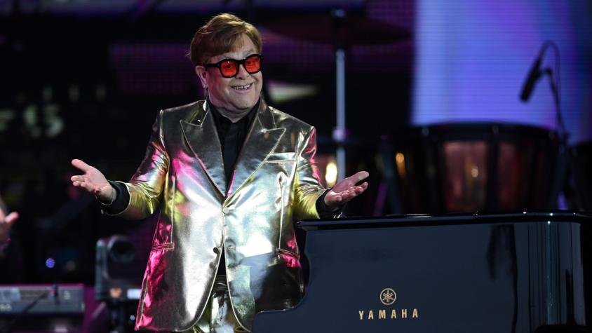 Emotivo Elton John se despide en festival de Glastonbury