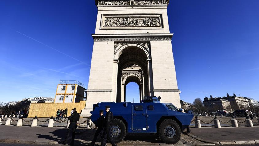 Francia anuncia despliegue de blindados para contener disturbios