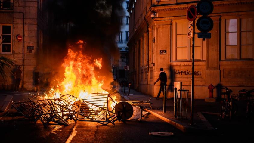 Violento estallido: chilenos en Francia relatan horas críticas
