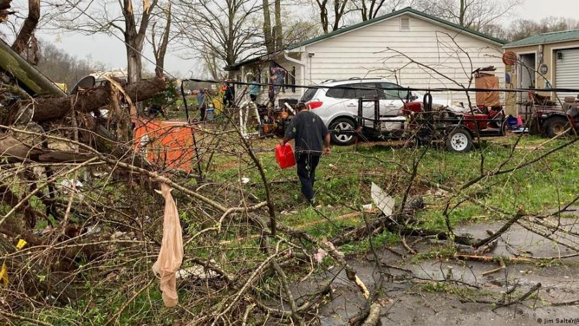 Un tornado arrasa localidad de Texas y mata a tres personas