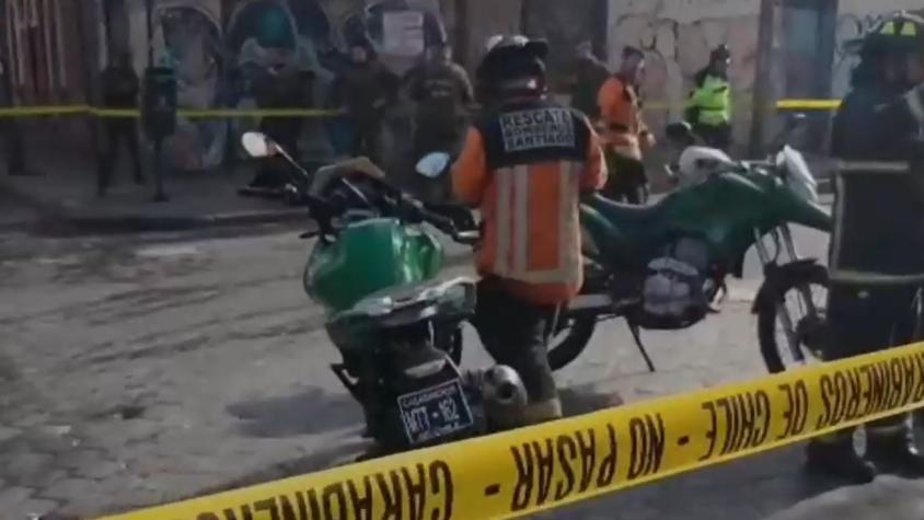Motorista de Carabineros en estado grave tras colisionar con camioneta en medio de operativo en Santiago Centro