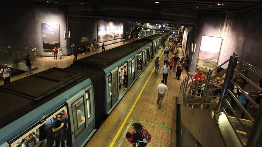 Metro de Santiago restableció servicio en Línea 1 tras cerrar estación Ecuador por "objeto sospechoso"