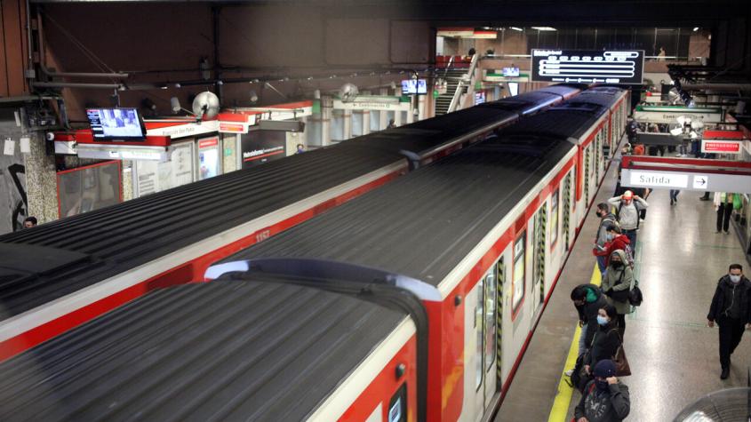 Metro de Santiago restableció servicio en Línea 1 tras falla técnica en estación Hernando de Magallanes