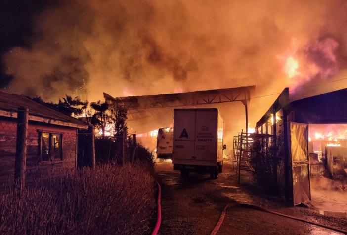 Atentado incendiario en el Biobío: Desconocidos atacan y destruyen tres inmuebles en Cañete