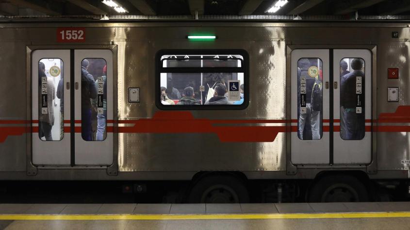Línea 5: Metro de Santiago restablece servicio tras cerrar cinco estaciones por persona en la vía