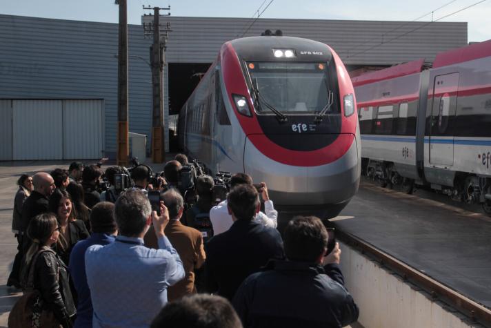 Presidente Boric confirma "estudios de prefactibilidad" para servicio de tren rápido entre Santiago y Concepción