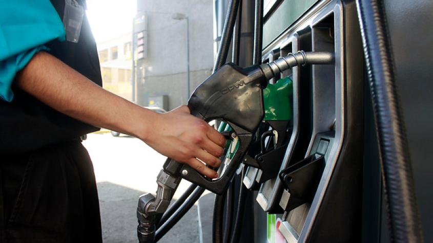 El litro de petróleo ya está a menos de mil pesos: ¿Bajará también el precio de la bencina?