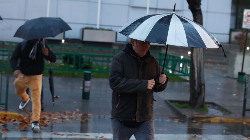 ¿Lloverá o no este viernes en Santiago? Gianfranco Marcone y Michelle Adam detallan cómo serían las precipitaciones