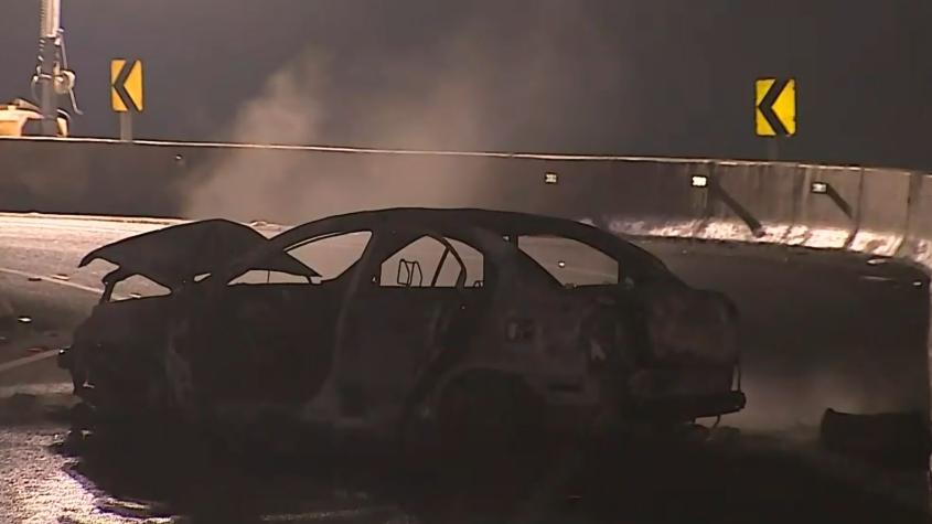 Delincuentes roban tienda de tecnología y queman tres autos para escapar de Carabineros