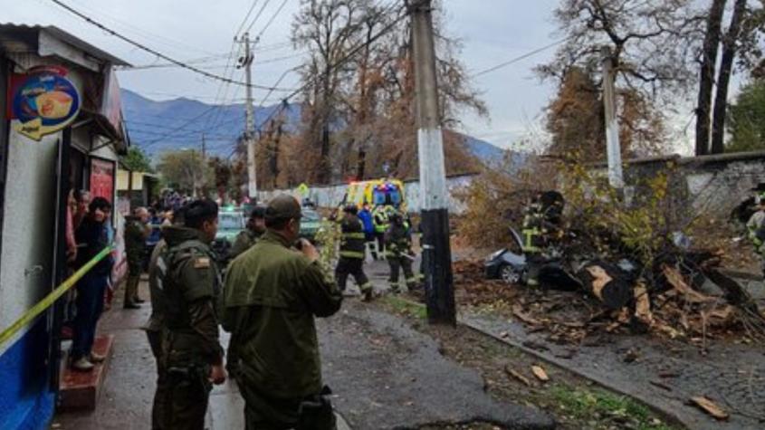 En Concepción y Peñalolén: Dos personas mueren producto de caída de árboles durante sistema frontal