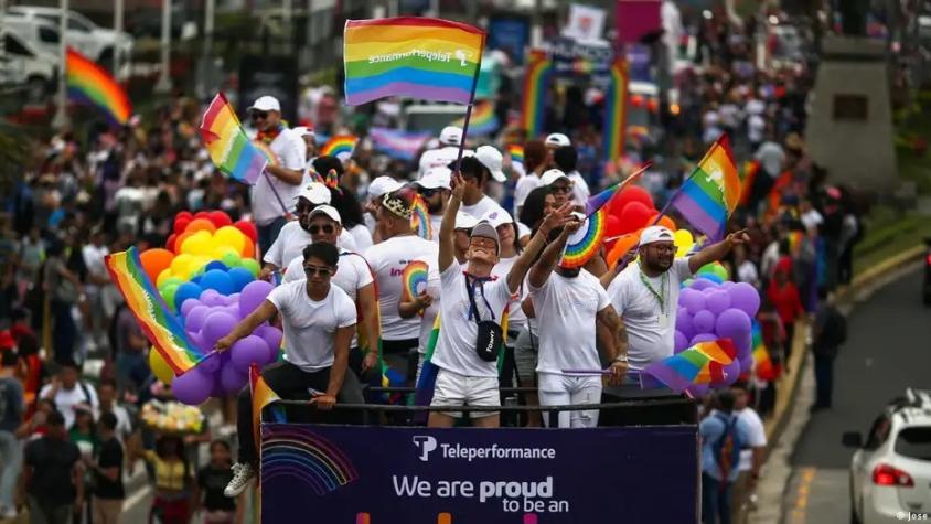 Comunidad LGBTIQ+ marcha por sus derechos en El Salvador