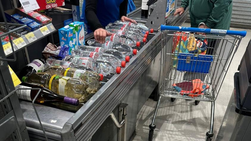 Compradores acuden en masa a comprar agua a supermercados ante posible corte de agua