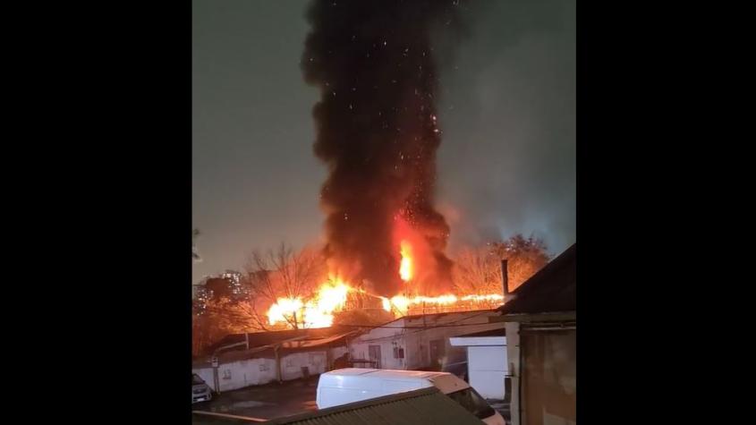 Gigantesco incendio se registra en bodega en Macul: Reportan explosiones