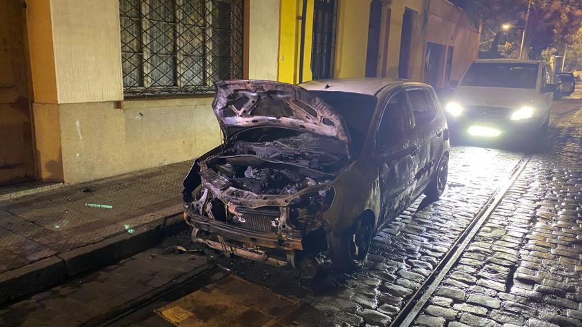 Se desconocen las causas: automóvil estacionado se incendia en Santiago Centro