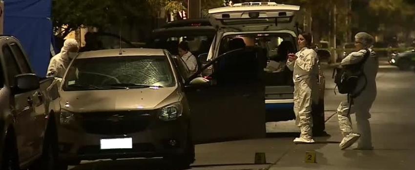 Doble homicidio en Santiago Centro: Hombres fueron encontrados baleados al interior de un vehículo