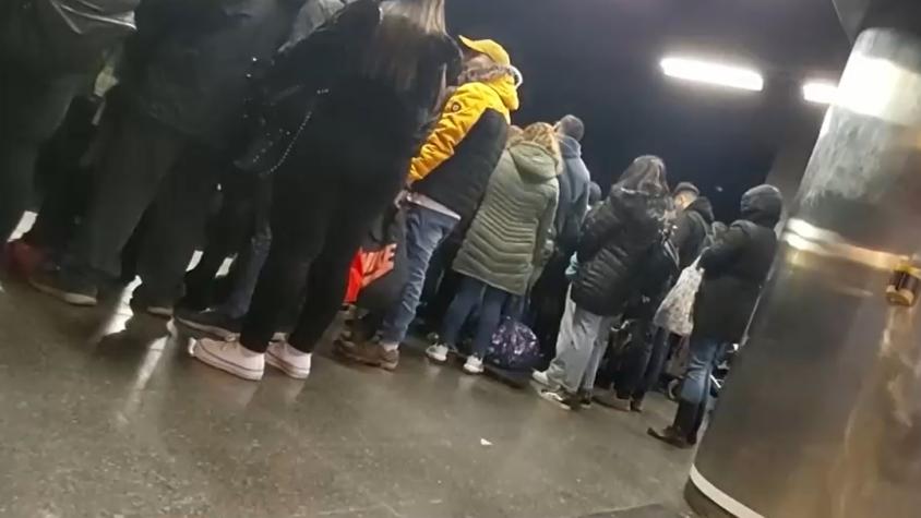 Lanzas del Metro se dan el lujo de "vitrinear" a sus víctimas: Reportajes T13 revela quiénes son y cómo actúan los ladrones Lanzas del Metro se dan el lujo de "vitrinear" a sus víctimas: Reportajes T13 revela quiénes son y cómo actúan los ladrones