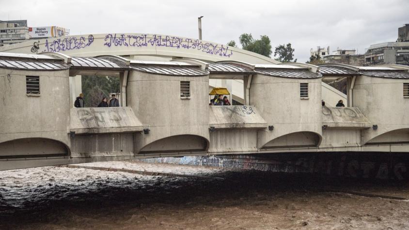 Bombero queda lesionado tras caer de puente en Río Mapocho: Se cortó su cuerda mientras realizaba un ejercicio de descenso