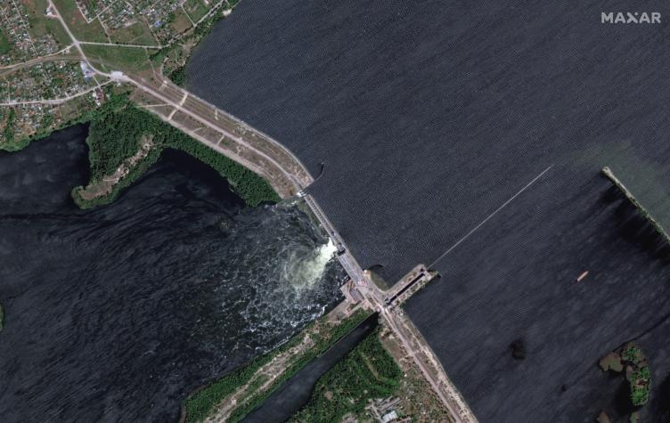 Rusia y Ucrania se acusan de destrucción parcial de una presa hidroeléctrica