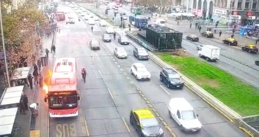 Incidentes en el Instituto Nacional: mujer muere atropellada ante desvíos y sujetos intentan quemar bus en plena Alameda
