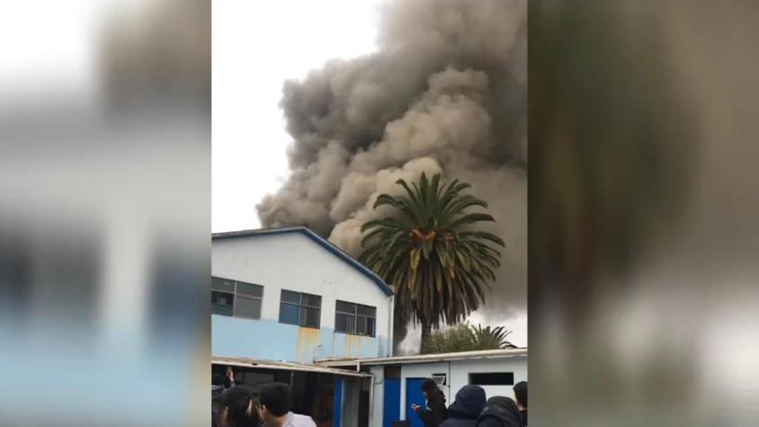Incendio en una vivienda obligó a evacuar a más de 300 alumnos de un colegio en Quilpué