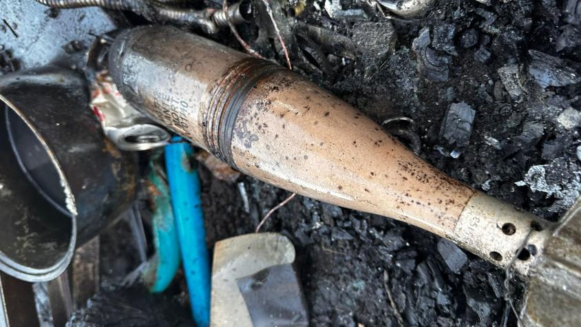 Encuentran mortero de uso militar durante remoción de escombros tras incendio en una cabaña en Los Ángeles