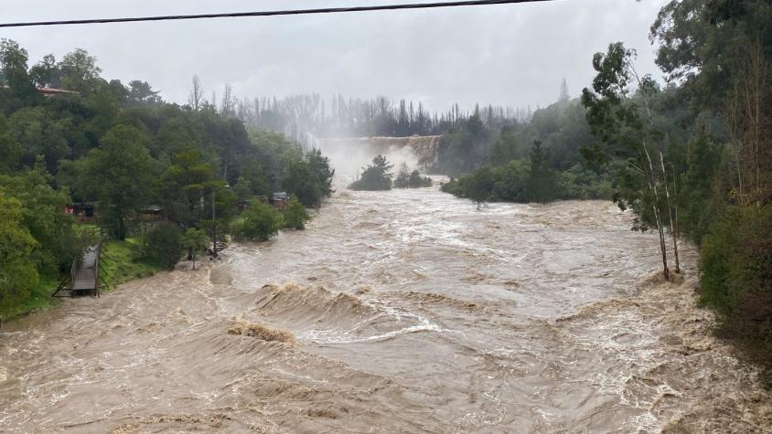 Impactantes registros del desborde del Salto del Laja: Afecta al menos tres sectores del Biobío