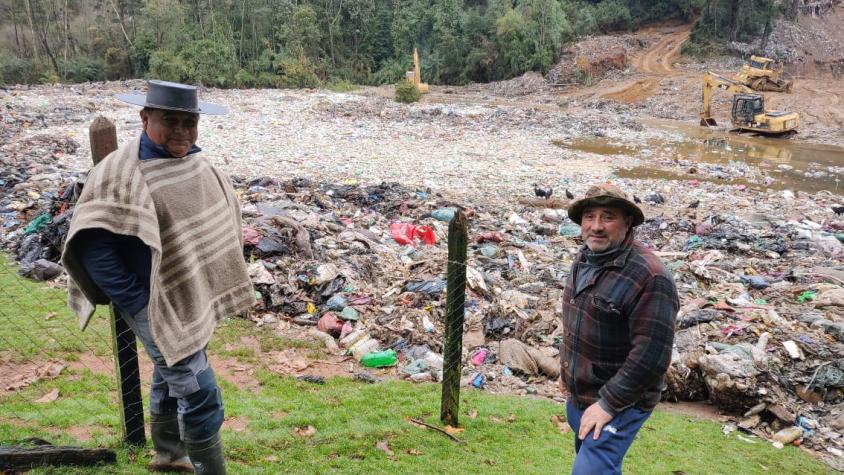 Vertedero de Morrompulli colapsa sobre estero por lluvias: Contaminación podría llegar al cauce de tres ríos