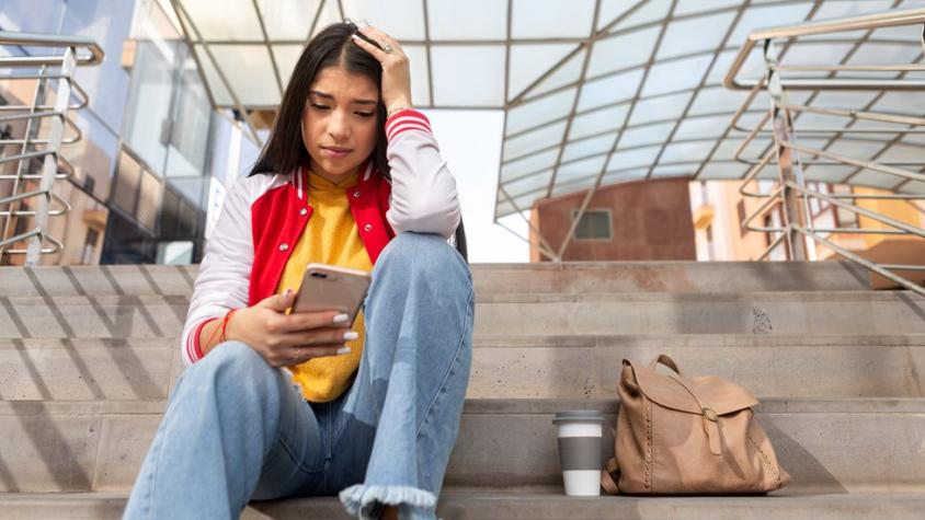 Por qué las chicas son más vulnerables a la ansiedad que provocan las redes sociales (y cómo los padres pueden ayudarlas)