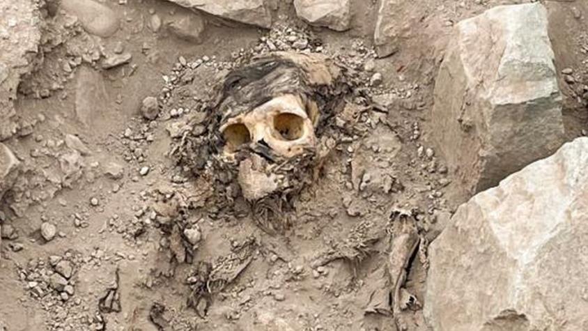 El hallazgo en Perú de una momia en medio de un monumental basurero