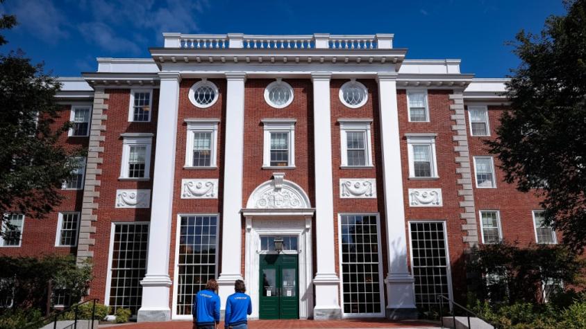 Jefe de la morgue de la universidad de Harvard es acusado de vender restos humanos