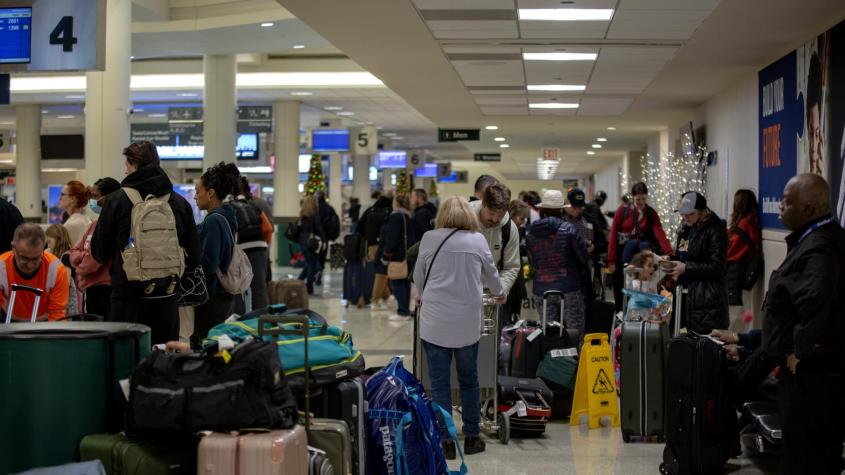 Detienen a mujer por abandonar a su nieta en aeropuerto de EEUU y abordar vuelo