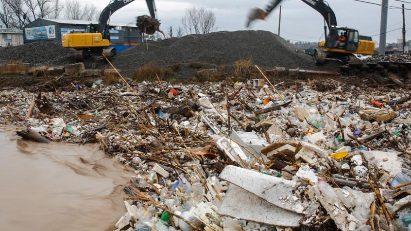 “Vergonzosa imagen”: Desborde del río Mapocho muestra gran cantidad de basura y escombros acumulados